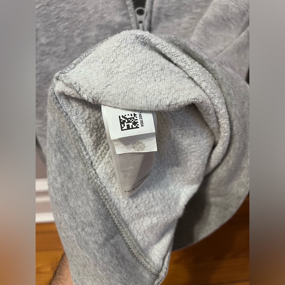 North Face Bundle: Long Sleeve Zip Hoodie & Heritage Patch Crewneck Sweatshirt - Picture 8 of 10